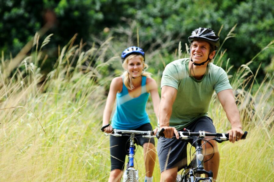 Ehepaar auf dem Fahrrad in der Natur