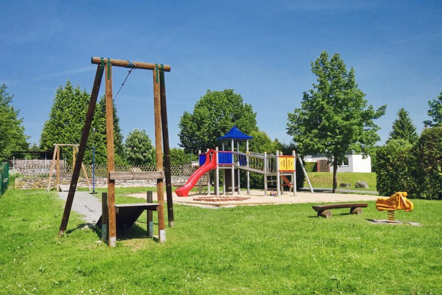 Spielplatz mit Klettergerüst und Seilbahn auf dem Campingplatz Paulfeld